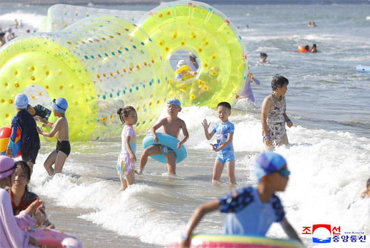 17-인민의 기쁨 넘쳐나는 동해의 명사십리-원산갈마해안관광지구